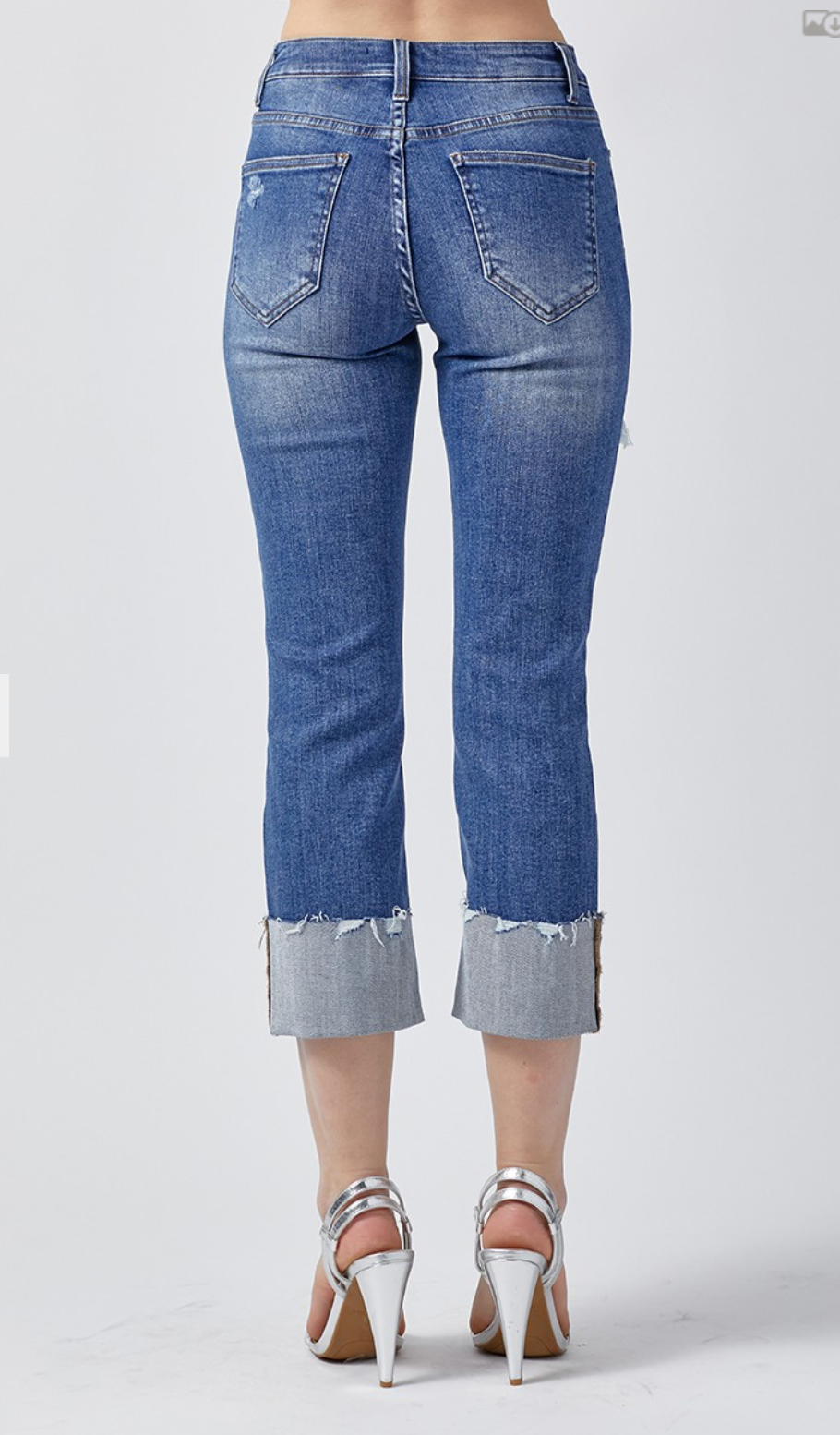 DISTRESSED CAPRI WITH CUFF