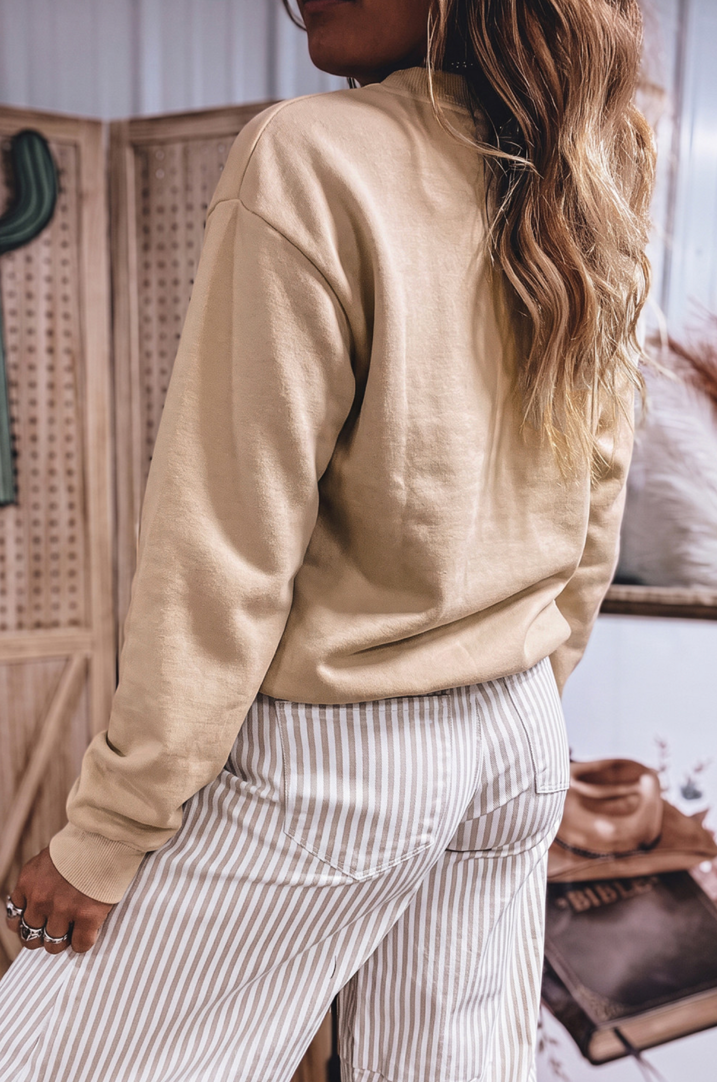 Light French Beige Western Embroidery Round Neck Pullover Long Sleeve Sweatshirt